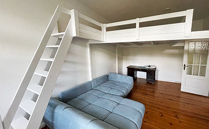 Bild 498a: Hochbett-Etage mit großer Treppe