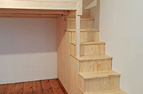Bild 381: Hochetage mit Treppenschrank, Holz natur