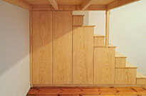 Bild 382: Hochetage mit Treppenschrank, Holz natur