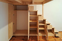 Bild 383: Hochetage mit Treppenschrank, Holz natur