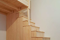 Bild 384: Hochetage mit Treppenschrank, Holz natur